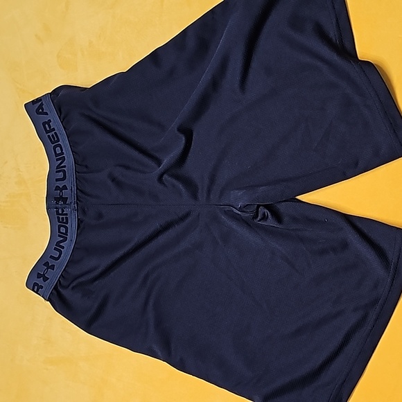 Under Armour Heat Gear Loose Boys M shorts - Picture 2 of 4